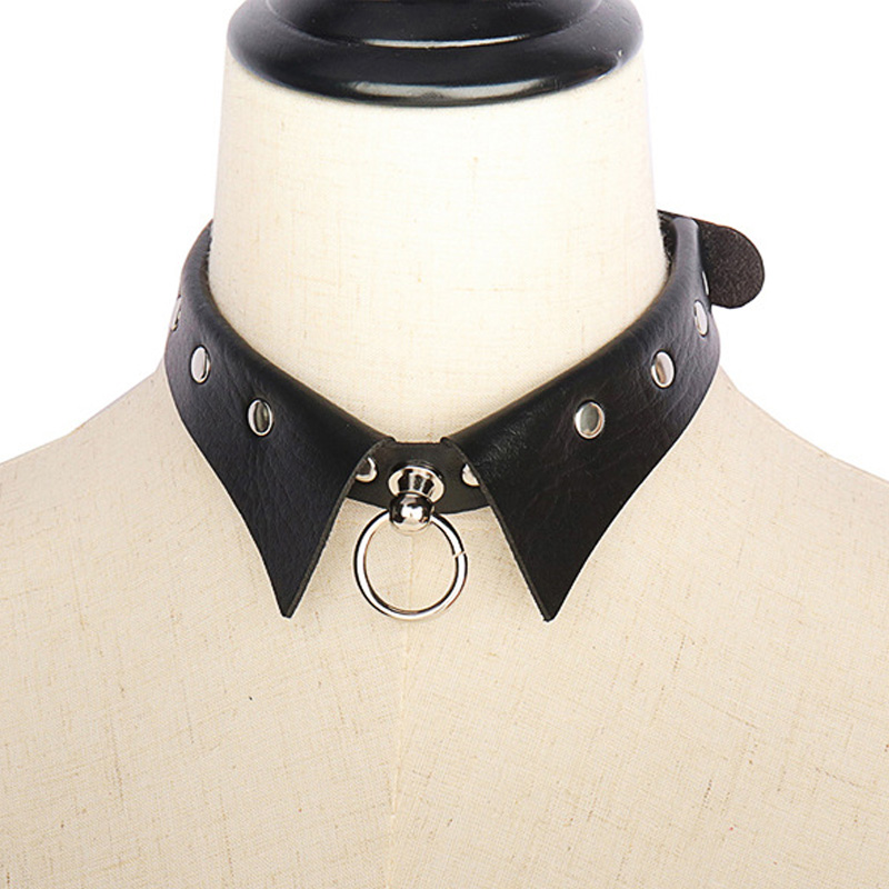 Pu läderhängen runt choker